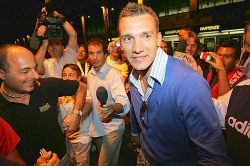 aug_25_sheva_welcome_by_fans_airport.jpg